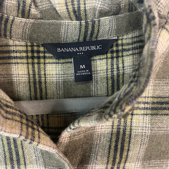 Banana Republic wool blend plaid blouse. This is loose fitting w/ a cute collar! - Picture 3 of 4